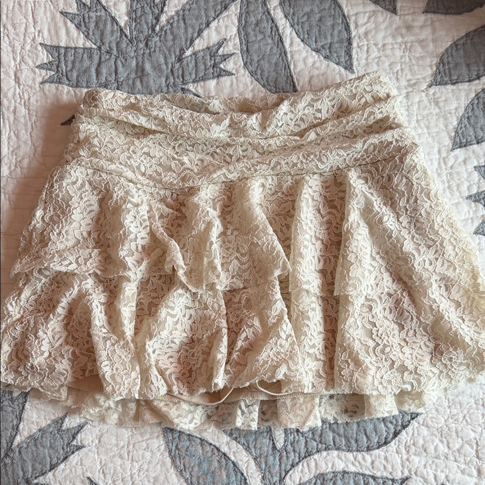 Chic Lace Mini Skirt in Cream